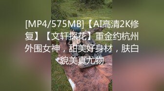 漂亮美女 自己拳交 逼里塞几个苹果 梨 逼口大开子宫宫颈脱落下垂内陷 都是好烂逼