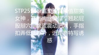 《魔手外购极品厕拍》商业城女厕全景偸拍超多少女少妇方便，逼脸同框，花臂少女尿量好足阴户微开相当诱惑，无水原档4K (16)