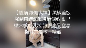 黑白丝翘臀小尤物，穿着性感的情趣装诱惑狼友，淫声荡语不断撩骚，道具抽插骚穴，特写展示逼逼淫水已经湿透