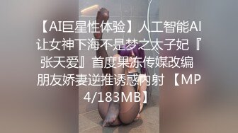 全景女厕TP边嘘嘘边自拍的美少妇