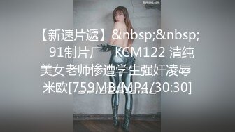 22歲騷女友故意跑到公廁，視訊玩跳蛋給男友看，突然被隔壁的聲音嚇一跳！