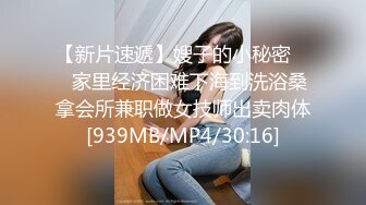 大奶子小乳头的极品少妇身材非常棒，深夜撩骚狼友揉捏骚奶子玩奶头，翘臀很诱人掰开骚逼给狼友看特写自慰