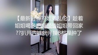 爱穿丝袜的骚妈在车里骚，高跟丝袜诱惑漏着奶子玩骚逼，跳蛋塞逼里玩弄，按摩棒玩弄阴蒂浪荡呻吟不要错过