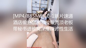 [MP4]四川风骚美熟女跟老公下午到果园溜达，四下无人开始啪啪，开档跳蛋口交后入，淫荡又刺激骚叫充斥了整个果园