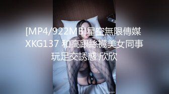 商场女厕偷拍眼镜美女尿尿Bn还吊着一坨白带