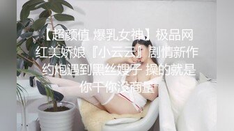 大学情侣，漂亮白白嫩嫩女友躺床上吃鸡巴，小舌头滑滑的 滑过鸡巴深喉特别爽！