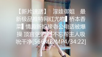 SF官方售价62元(BC年度精选)商场厕所门口偶遇黑色超短包臀裙美女刚从厕所出内裤拽到一边蹲下露逼给你看