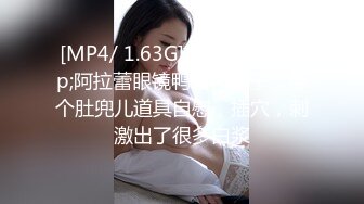 [MP4/ 1.55G] 俊男靓女激情3P玩弄风骚小母狗，渣男接了杯尿给骚逼喝真淫荡，一起鸳鸯浴