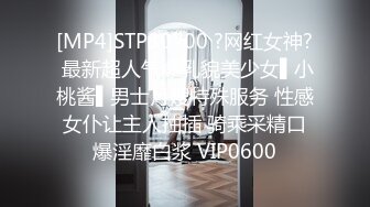 【360TP】稀有少数名族台 新疆妹子 身材很好 不知有摄像头 一对车头灯在镜头前闪眼