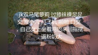 溫柔的小少婦露臉深夜撩騷互動狼友，脫了襯衫就開始騷，揉奶玩逼自慰，逼逼裏塞著跳蛋，扣著逼要舔狼友雞巴