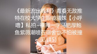 黑丝大长腿小骚逼床上伺候小哥啪啪，激情上位让小哥玩着小脚抽插骚穴，后入爆草小屁股浪叫呻吟对着镜头浪叫