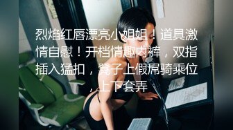 中年大叔忽悠美女顾客做特殊服务，全身按摩撩骚忽悠顾客揉奶玩逼