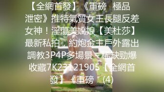 风骚大学生看着骚姐姐和好妹妹被大哥蹂躏爆草，还站后面摸奶子好刺激，两个骚逼被蒙面大哥轮草抽插浪叫不止