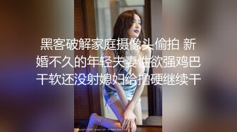 幸福眼镜哥，双飞大奶妹，左拥右抱一起舔屌，骑上来插骚逼，奶子直晃动，搞完双女假屌插穴