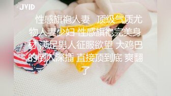 会所选妃颜值不错的骚逼少妇，开档黑丝情趣小哥吸着烟享受骚逼的舔屌服务，各种爆草抽插上位揉奶呻吟可射