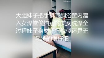 看她穿的制服就知道有好戏看了