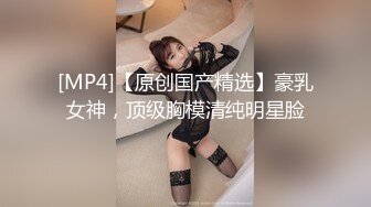 《极品CP魔手外购》青春靓妹较多的商场女厕惊险偸拍，先拍露脸全身在进去拍逼近景特写，胆大心细