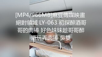 夏日來襲，胖大哥到情婦家褕情，小少婦洗完澡打扮壹番，幹完玩手機