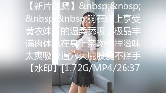 [MP4/ 919M] 苗条贫乳小姐姐被眼镜男各种操，骑乘抽插后入撞击，边后入边给旁边小哥打飞机