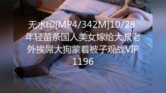 强行把漂亮女友按在床上插B，看她享受的样忍不住拍了下来