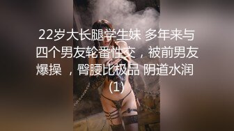 两个大老黑伺候一个中年熟女，口交两个大鸡巴真骚，被两黑鬼轮草抽插，干了骚逼干菊花，各种体位蹂躏爆草