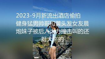 穿着浅蓝色轻飘飘百褶裙美女 逛街裙子被风吹起内裤全露出发现用手去捂已经晚了