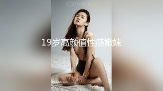 美女强制高潮，揉奶玩逼舔鸡巴舔蛋蛋，大鸡巴直接在按摩床上快速抽插，呻吟可射，让小哥射了一逼中出好刺激