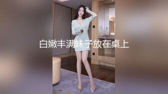 黑衣同學 躲在学校女厕所等待下课铃声响起女学生一群一群的来献逼