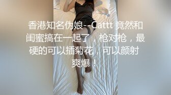 大妈吃鸡还是挺配合的