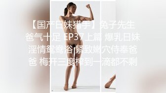 从浴室窗户偷窥年轻妹子洗澡，粉嫩的小乳房又挺又翘