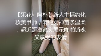 妹子边和舍友聊天边拍她们换衣服