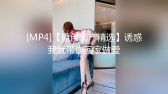 【原档首发】艾玛展示了她性感的身体和性感的小屁股，但时间不长，因为这个幸运的老家伙出现了，开始舔她性感的小屁股。