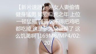 摆好镜头一边享受男人后入一边享受抽插