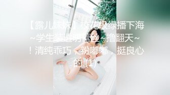 爆乳清纯颜值女神激情自慰，特写粉穴双指扣弄，振动棒深插搞得湿湿