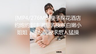 制服年轻小萝莉，被男友推到无情摧残，帮忙手指抠逼