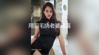 颜值不错的大奶姐妹花全程露脸一起诱惑狼友发骚，揉奶玩逼吃着棒棒糖道具抽插骚穴高潮冒白浆