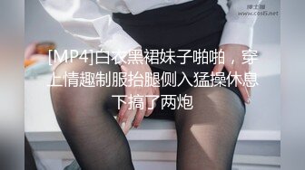 小伙约炮豹纹少妇，一个小号的黑牛就把她完到受不了了 一边看快本一边操 完美露脸