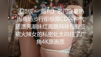 [MP4/ 1.35G] 颜值不错的开档牛仔女模特跟大哥激情大秀，全程露脸漏奶情趣诱惑，交大鸡巴舔逼玩弄各种抽插爆草浪叫呻吟