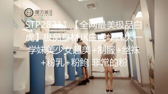 小县城路边公厕全景偷拍洛丽塔美女张着小口的美鲍鱼