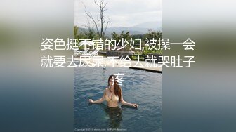 两小百合自己进公厕开玩