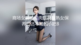 骚货老婆巨无霸自慰，老公的小鸡巴已满足不了需求，老公手拿假屌帮忙插！