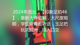 青春活力眼镜反差学生妹，长相老实，内心很开放，背後挂着自己写真艺术照