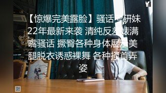 科技园女厕条纹衫浅红高跟眼镜美女,鲜嫩泛红的无毛唇肉直接开撸