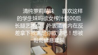 大神超近距离贴B拍！手机直接伸到年轻少妇的屁股下面拍，幸亏闪的快差点尿手机上