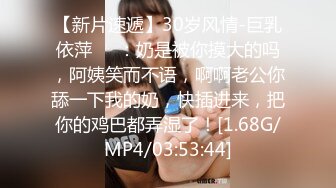 【抖音闪现】不经意的走光，小少妇家中练习倒立，不小心露奶，慌忙中害怕被封