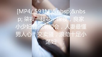 全景偷拍牛仔裤妹子 看着摄像头完全不知道在拍她