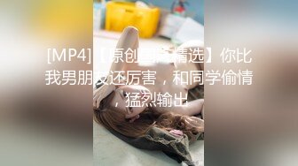 一王两后，帝王般享受！难得一见OF无敌巨乳大奶牛【hhh1231】最新啪啪长视频，肏一个手还玩一个，双波霸玩到虚脱 (2)