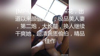 风骚少妇的寂寞露脸上完厕所在家里就地取材，拿凳子腿插骚逼真牛，激情抽插浪叫不断露脸给狼友看骚逼特写